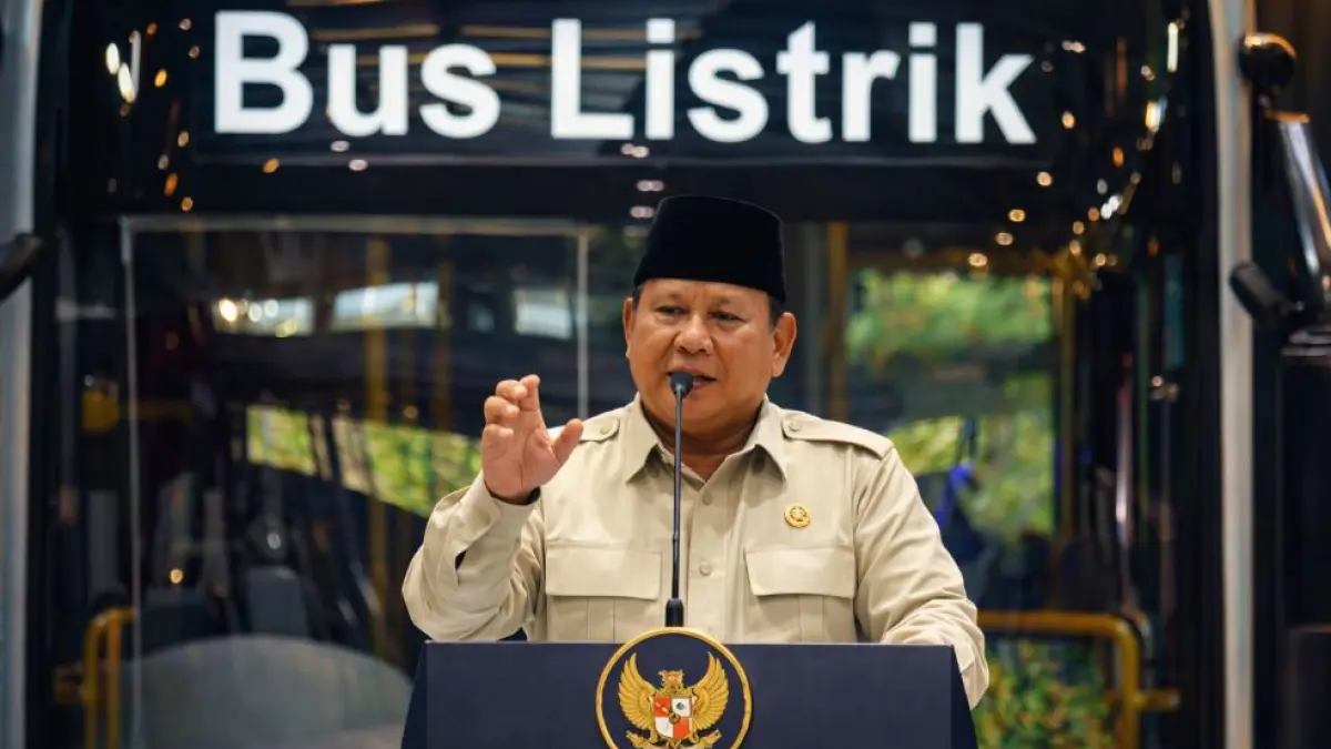 Presiden Republik Indonesia Prabowo Subianto meresmikan pabrik perakitan kendaraan komersial berbasis listrik milik PT VKTR Teknologi Mobilitas di Magelang, Kamis (9/4). 