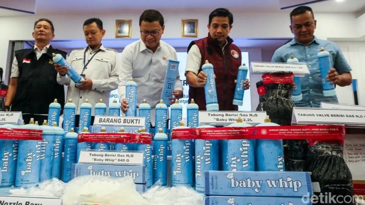 BPOM RI menunjukkan barang bukti berbagai ukuran tabung gas dinitrogen monoksida (N2O bermerek 