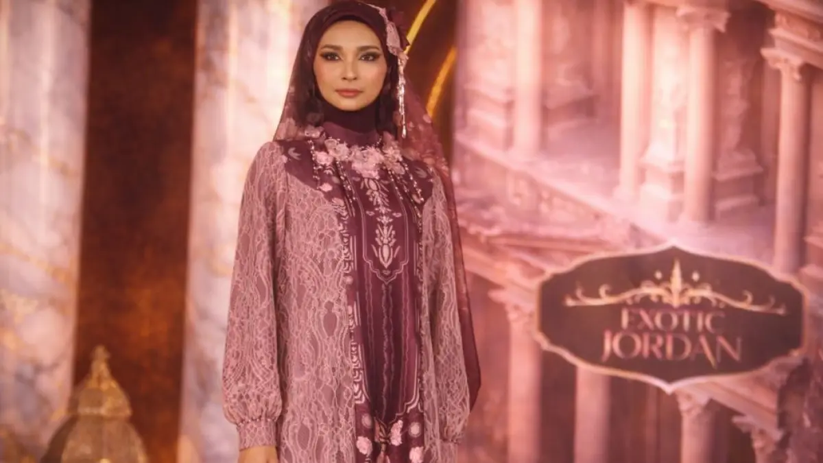 ELEGAN: Model berpose dengan mengenakan busana karya desainer Lita Berlianti yang terinspirasi dari keindahan taman di Taj Mahal. (ANDY SATRIA/RADAR SURABAYA)