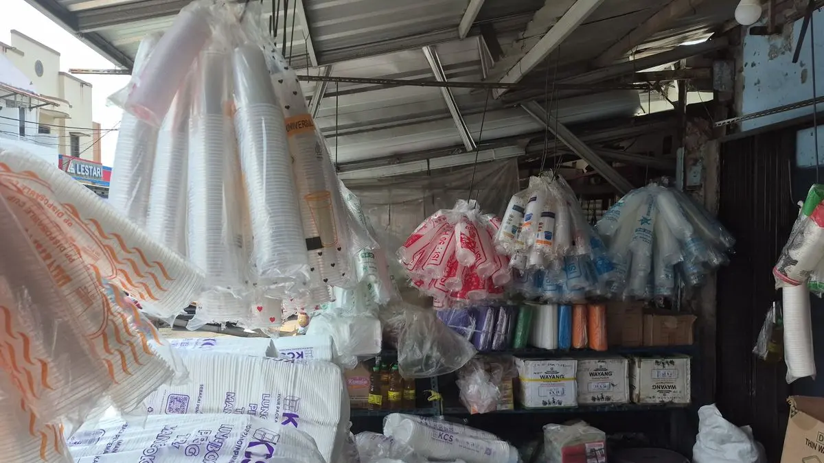 ILUSTRASI: Toko yang Menjual Berbagai Macam Plastik yang Merasakan Kenaikan Harga.