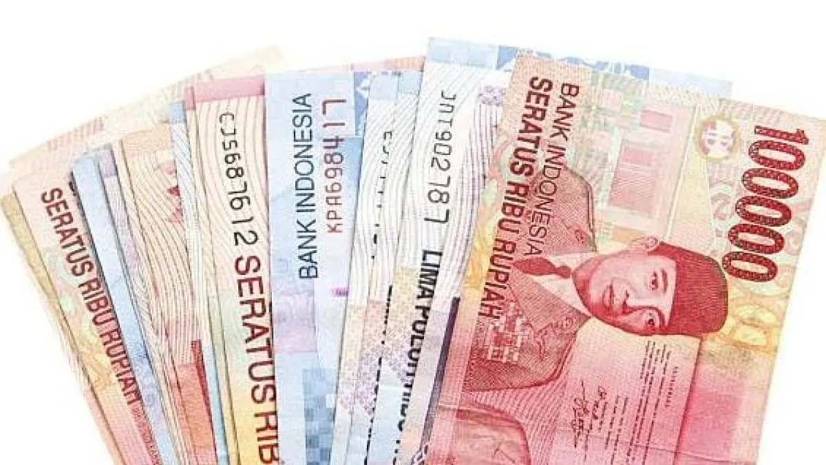 ILUSTRASI: Rupiah yang masih tertekan di pembukaan perdagangan Senin (13/4)