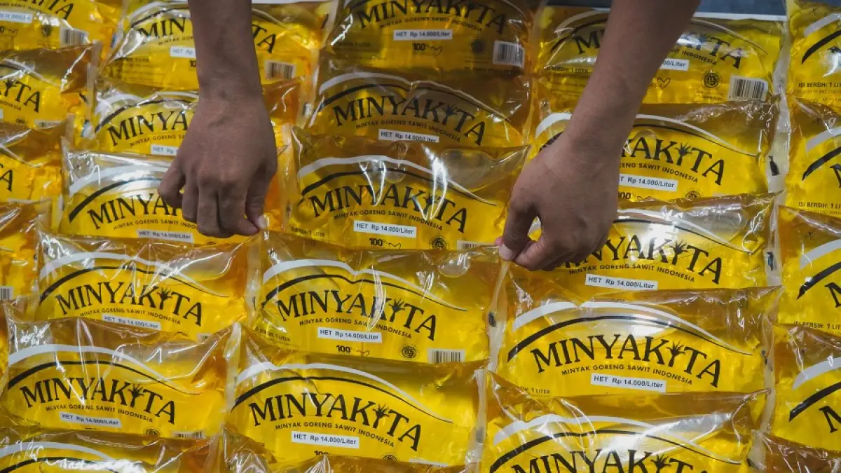 Pekerja menyusun kemasan minyak goreng Minyakita. Bulog ajukan tambah kuota DMO jadi 65% guna atasi kelangkaan stok di Jakarta.