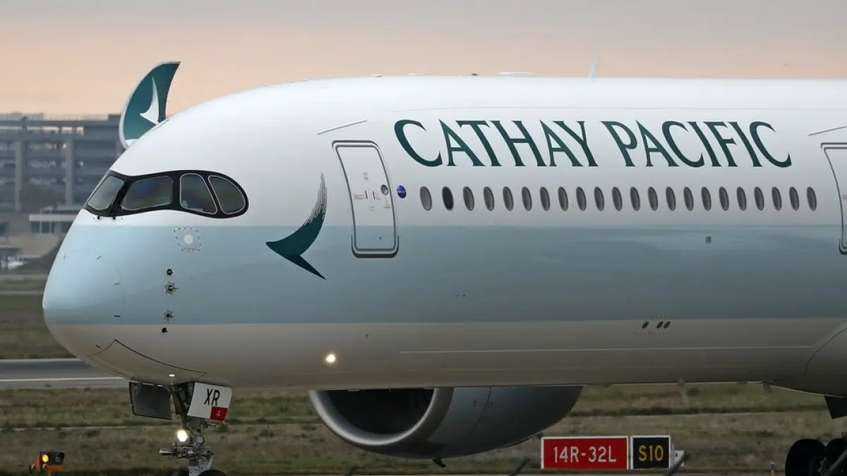 Foto udara pesawat maskapai Qantas dan Air New Zealand yang terparkir di apron bandara dengan latar belakang langit cerah, melambangkan tantangan operasional industri penerbangan global di tengah kenaikan harga avtur.