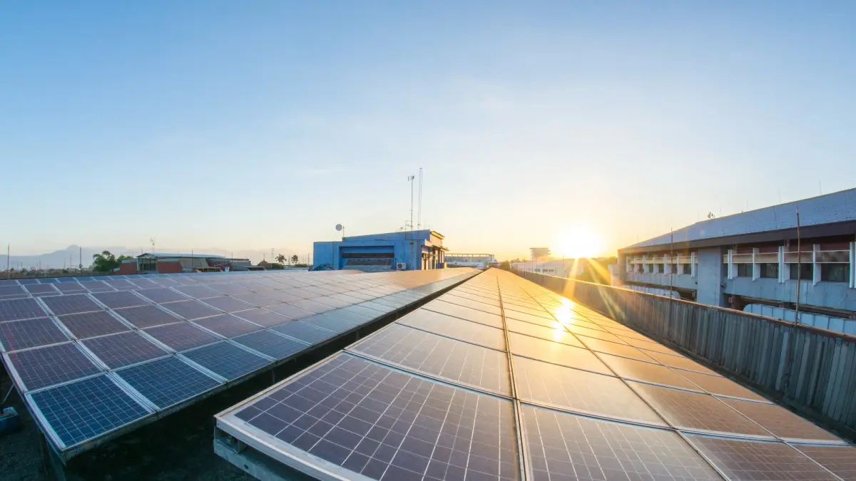 ILUSTRASI: Panel surya (PLTS) terapung milik PLN yang menjadi tulang punggung transisi energi hijau di Indonesia untuk mengurangi ketergantungan pada bahan bakar fosil.