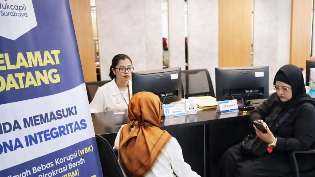 Pemerintah Kota Surabaya kini mulai menerapkan penangguhan Nomor Induk Kependudukan (NIK) bagi warga yang belum melakukan konfirmasi data.