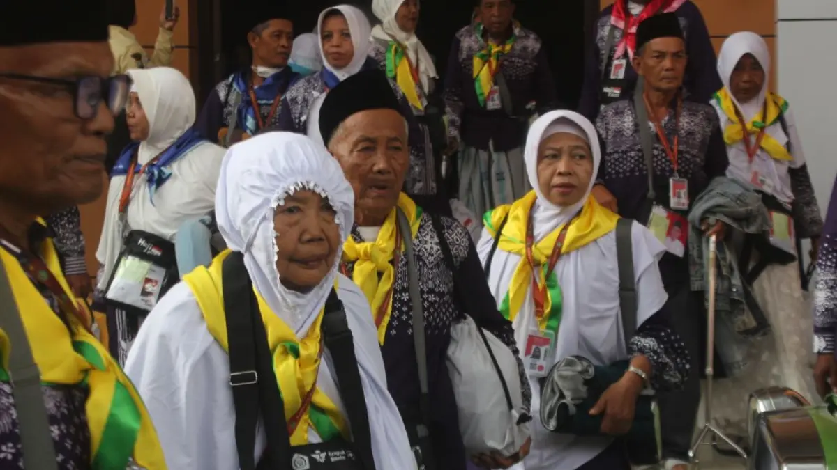 Di antara ribuan jemaah, terdapat jemaah dengan usia tertua mencapai 105 tahun dari Kabupaten Kediri.