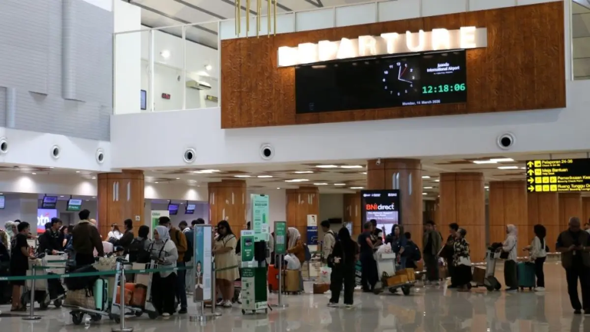 NAIK: Sejumlah calon penumpang memadati area keberangkatan di Bandara Juanda, Sidoarjo.