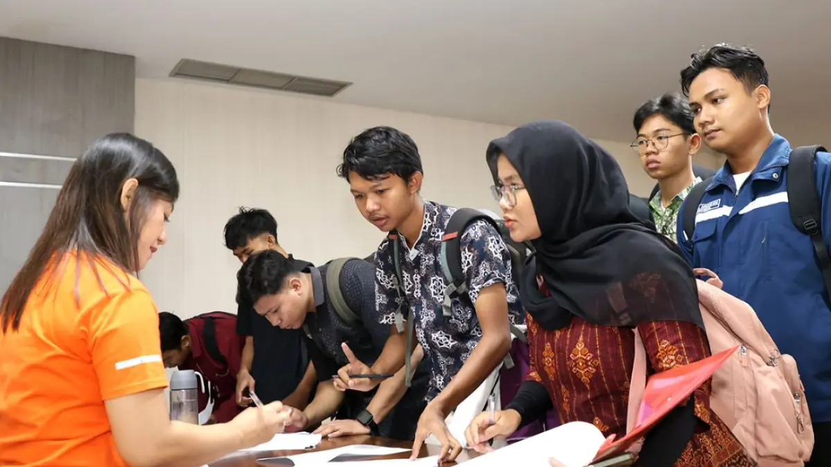 Para penerima beasiswa saat mendaftar ulang pada periode pendaftaran tahun 2025.