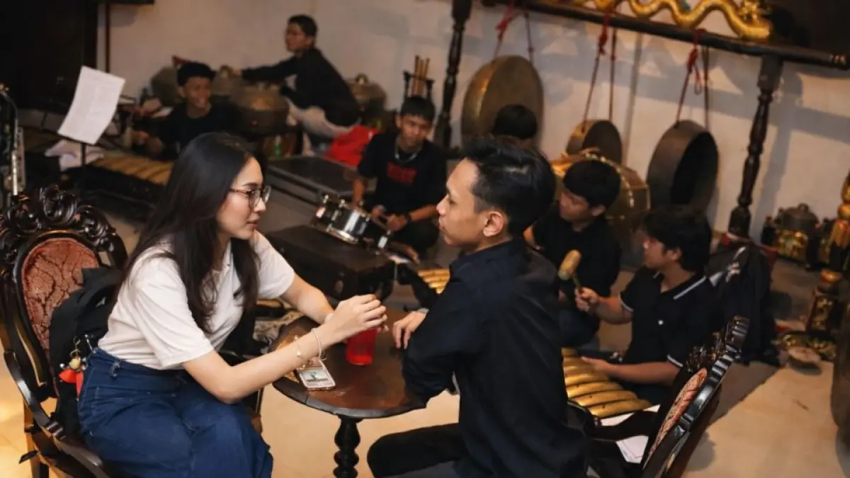 Sasana Bhagavadgita, di kedai kopi ini pengunjung dapat melihat berbagai elemen budaya Jawa seperti gamelan, wayang kulit, hingga keris yang tertata rapi.
