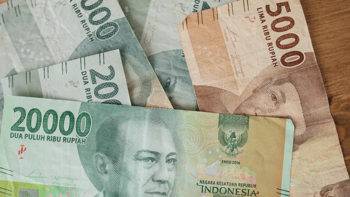 ILUSTRASI: Mata uang rupiah yang masih berada di dalam tekanan pada pembukaan perdagangan Kamis (16/4)