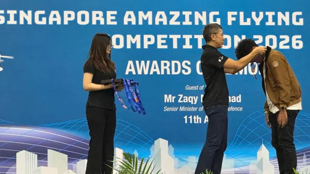 JUARA: Drone pintar karya Tim Bayucaraka ITS yang berlaga di Singapura sabet piala. 