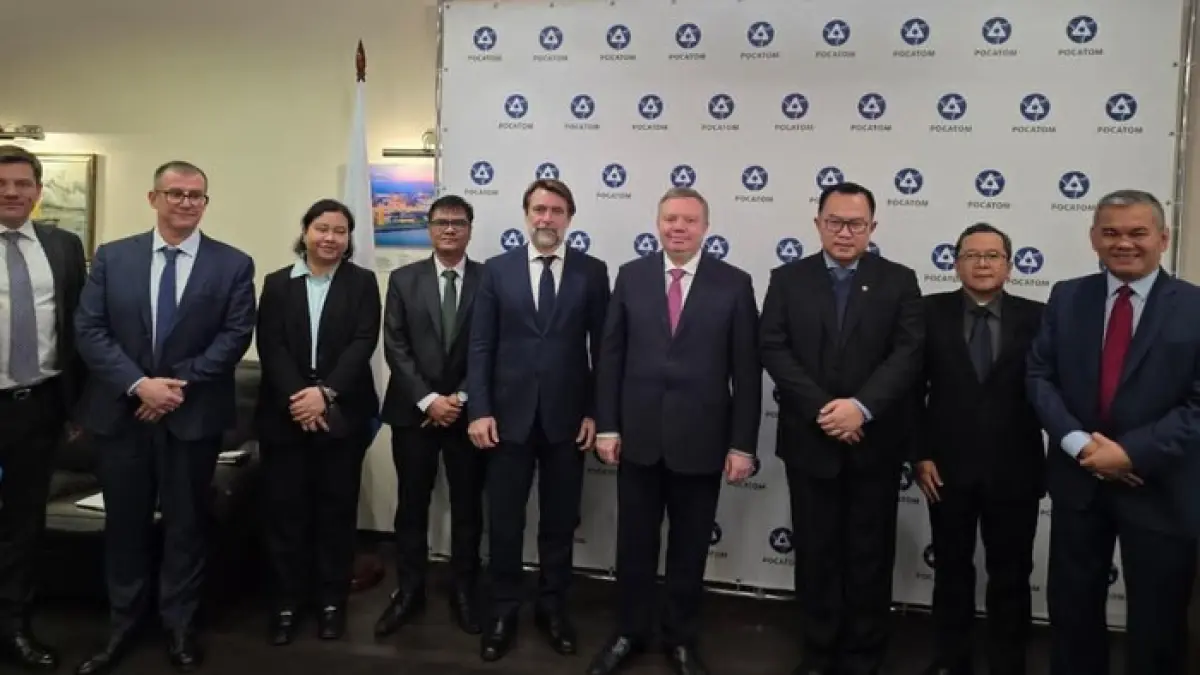 Kepala BRIN Arif Satria (tengah) berfoto bersama First Deputy CEO Rosatom Kirill Komarov dan jajaran direksi Rosatom saat kunjungan kerja di Rusia untuk membahas kolaborasi ekosistem nuklir Indonesia.