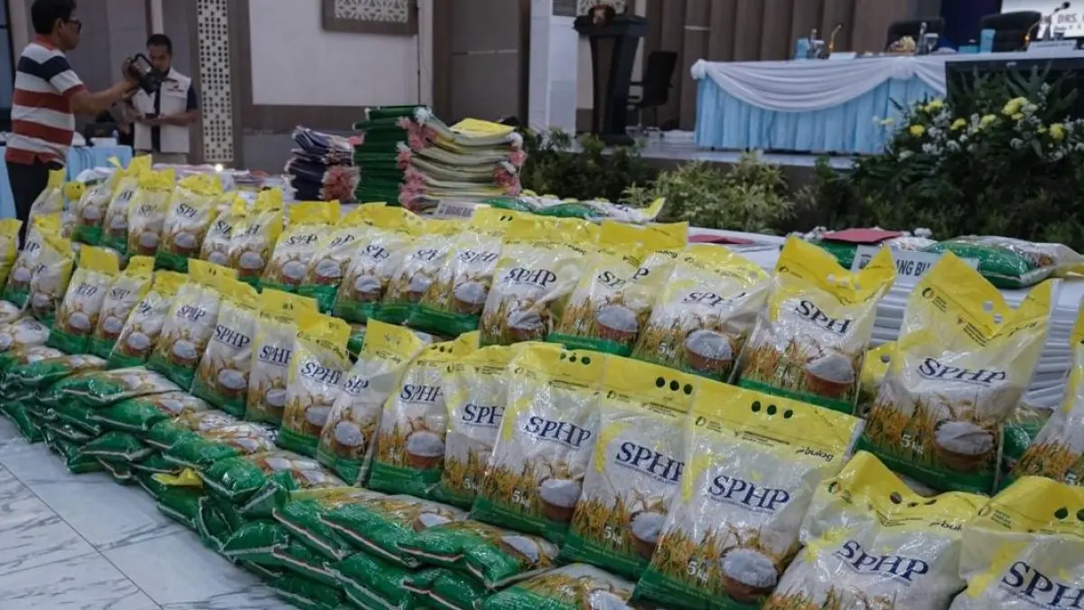 DISITA: Beras SPHP palsu yang diamankan Ditreskrimsus Polda Jatim di wilayah Probolinggo. (MAHRUS/RADAR SURABAYA)
