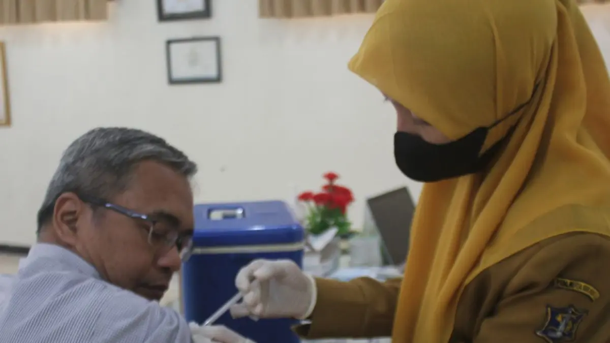 Selain kondisi fisik, kelengkapan vaksinasi menjadi syarat mutlak yang harus dipenuhi jemaah haji sebelum berangkat ke Arab Saudi.