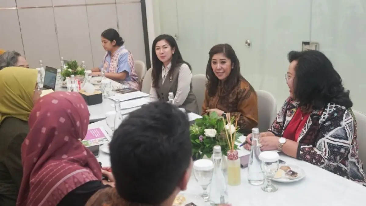 Menkomdigi Meutya Hafid didampingi oleh Dirjen Komunikasi Publik dan Media Fifi Aleyda Yahya serta Staf Ahli Menteri Bidang Komunikasi dan Media Massa Molly Prabawaty saat menerima audiensi Komnas Perempuan di Widya Chandra, Jakarta Selatan, Rabu (15/04)