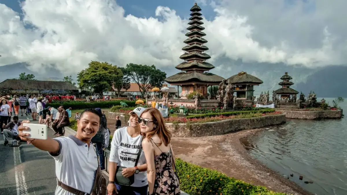 DESTINASI WISATA : Pemerintah Indonesia terus berkomitmen memperkuat sistem keamanan melalui peningkatan penilaian risiko di destinasi, pos keamanan terpadu, hingga operasi yustisi demi kenyamanan wisatawan. (IST/ RADAR SURABAYA BISNIS)