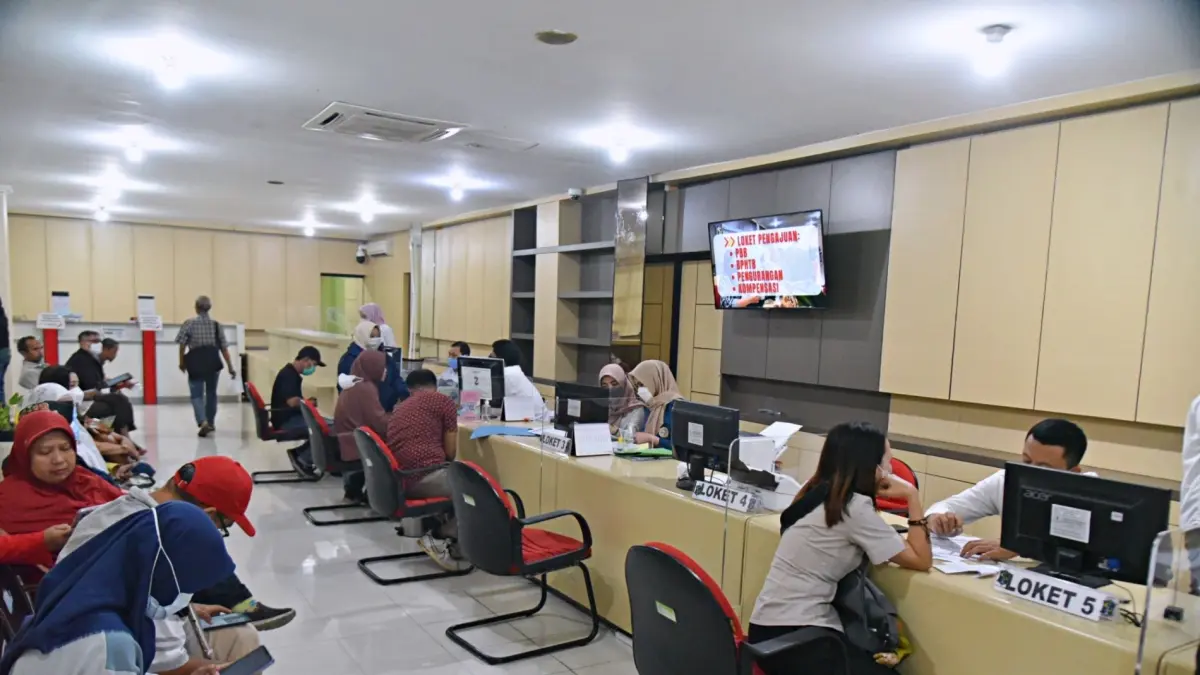 ILUSTRASI: Warga memanfaatkan program pemutihan denda PBB-P2 Pemkot Surabaya.