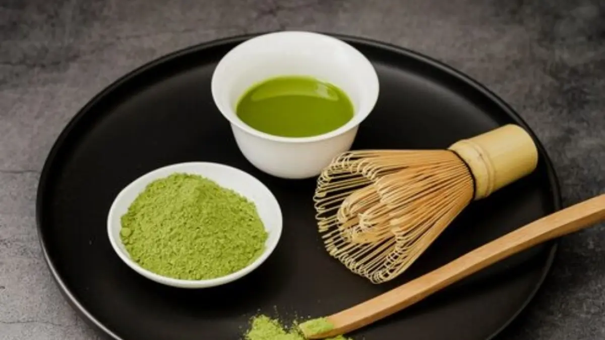 ILUSTRASI: Satu set perlengkapan matcha tradisional yang terdiri dari bubuk matcha hijau pekat, whisk bambu (chasen), dan sendok bambu.