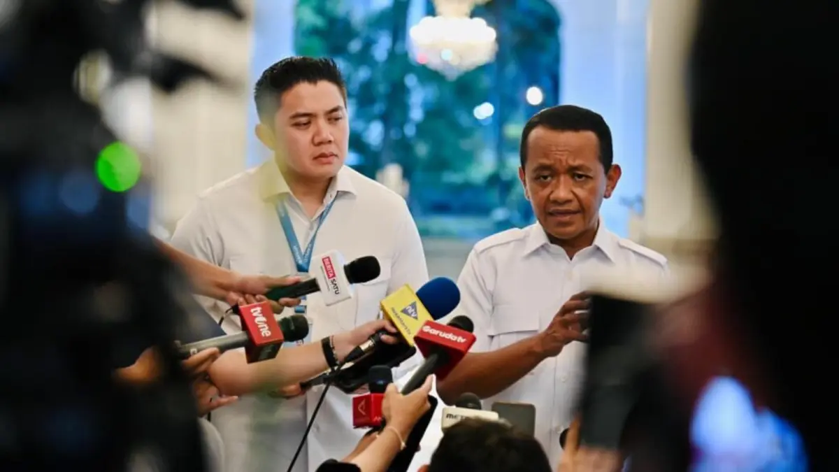 Menteri Energi dan Sumber Daya Mineral (ESDM) Bahlil Lahadalia beri kepastian harga BBM subsidi dan stabilitas energi nasional.