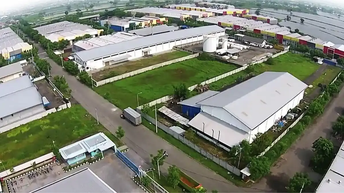Aktivitas logistik dan deretan armada truk di Kawasan Ekonomi Khusus (KEK) Industri Halal Sidoarjo yang diproyeksikan menjadi pusat ekosistem produk halal terintegrasi di Jawa Timur.