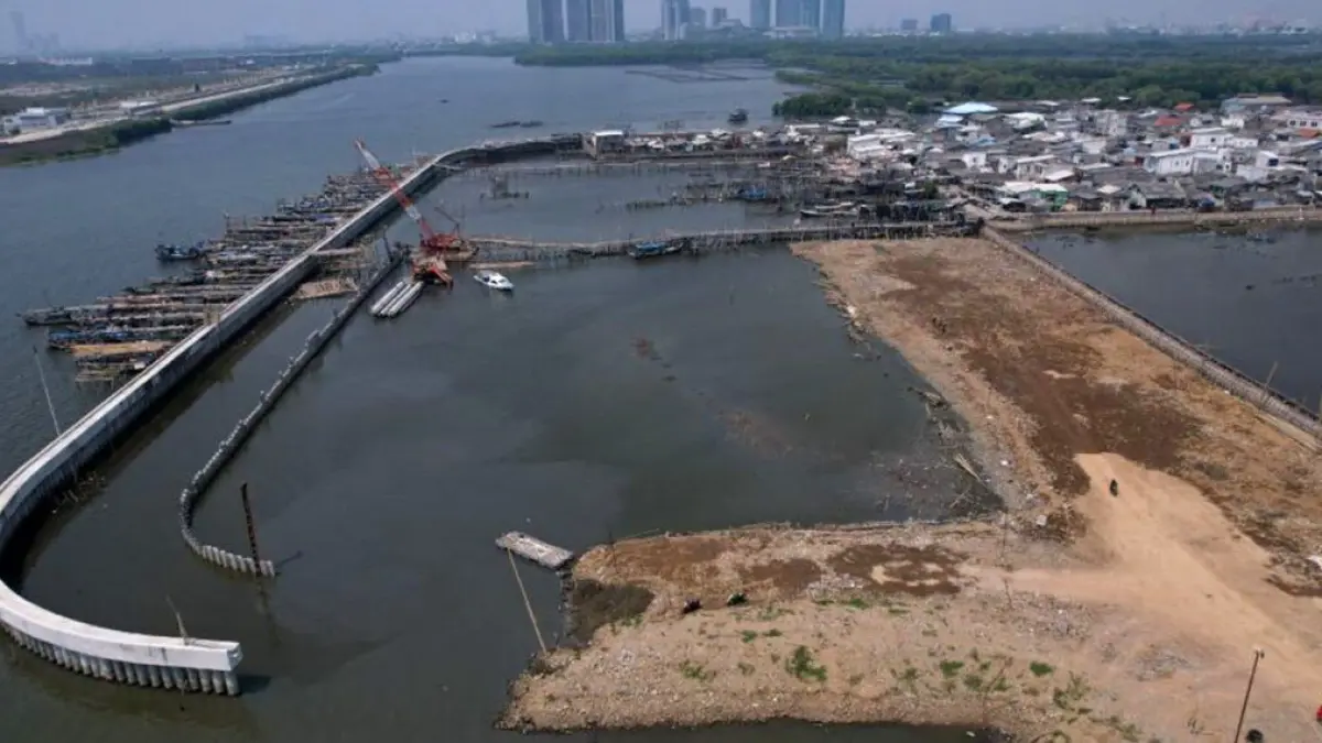PROYEK: Pemerintah kini mempercepat proyek Giant Sea Wall untuk melindungi aset industri dan warga.