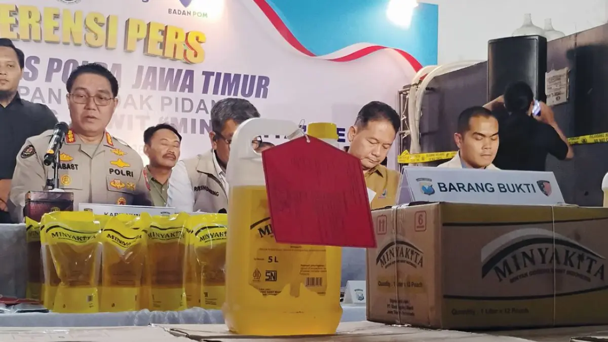 PALSU: Petugas menunjukkan barang bukti MinyakKita ilegal dari kompleks pergudangan Sedati, Sidoarjo