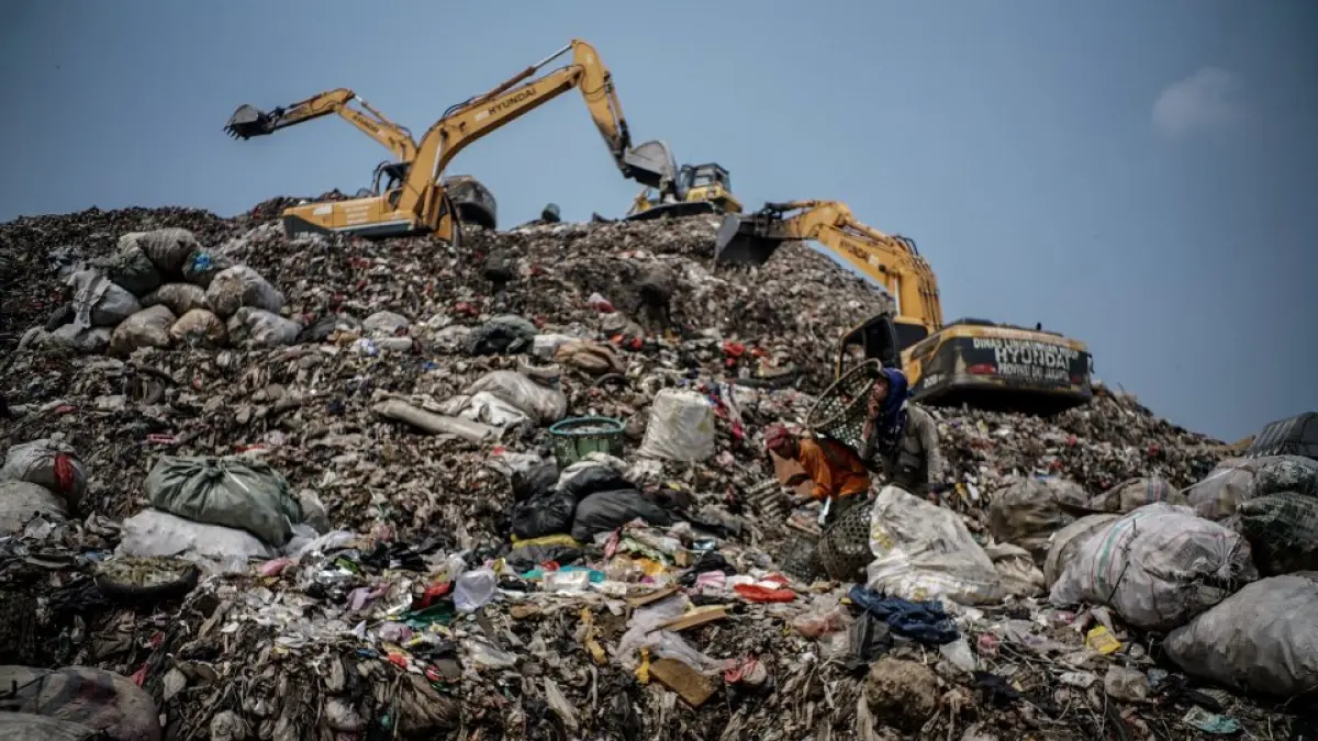 SAMPAH: Alat berat ekskavator sedang merapikan tumpukan sampah di sebuah TPA .