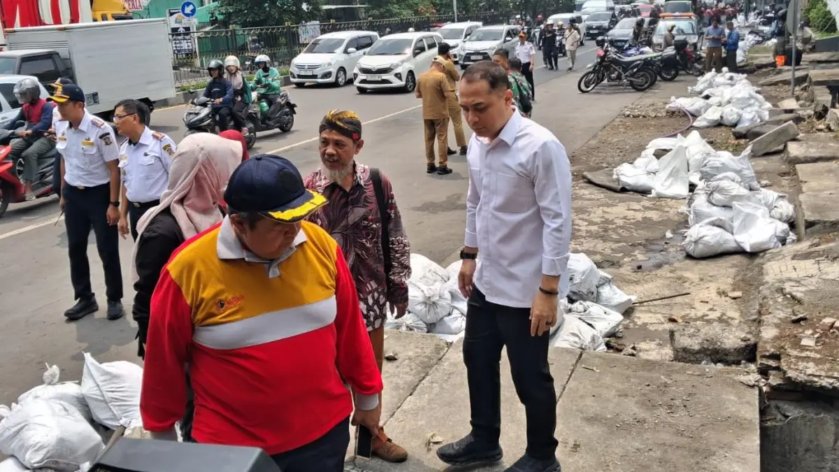 Wali Kota Surabaya, Eri Cahyadi, melakukan inspeksi mendadak di kawasan Jalan Wonokromo