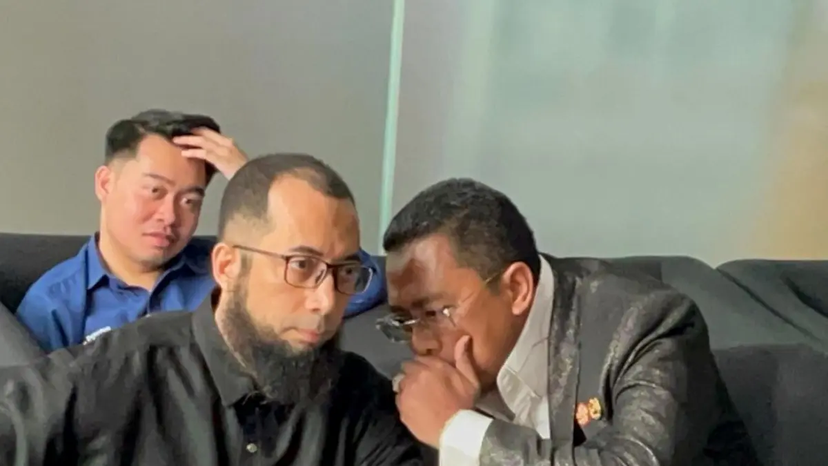 Direktur Uhud Tour Ustaz Khalid Basalamah (kiri) bersama penasihat hukumnya.