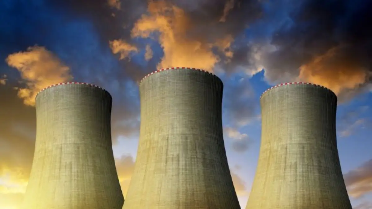 ILUSTRASI: Menara pendingin (cooling tower) pembangkit listrik dengan latar langit biru.
