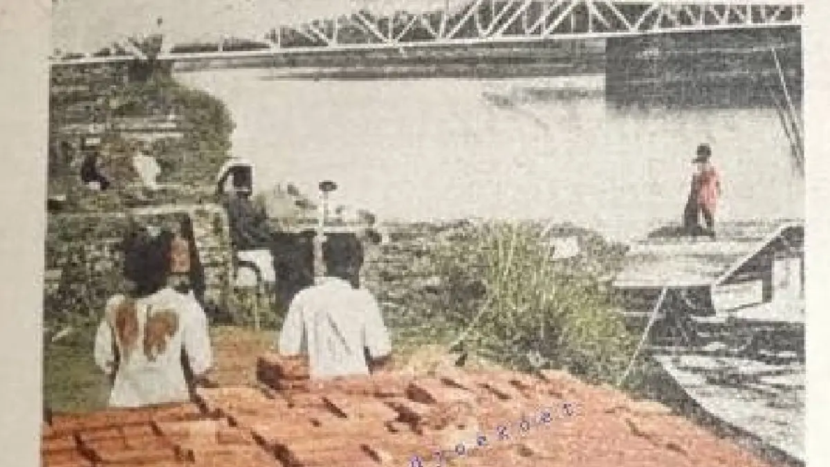 KENANGAN: Batu merah yang diproduksi di Gunungsari siap dikirim lewat Sungai Kalimas.