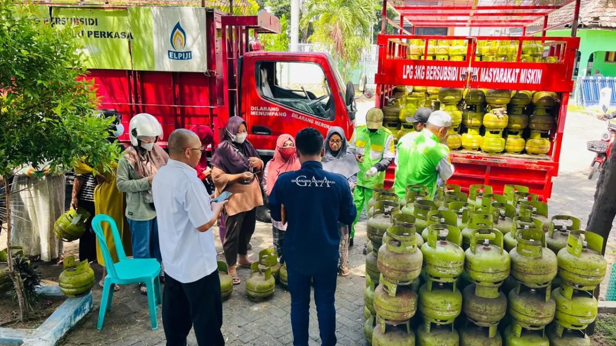 Petugas Pertamina Patra Niaga menyalurkan LPG 3 kg dalam operasi pasar di Probolinggo guna memastikan kebutuhan energi rumah tangga tetap terpenuhi
