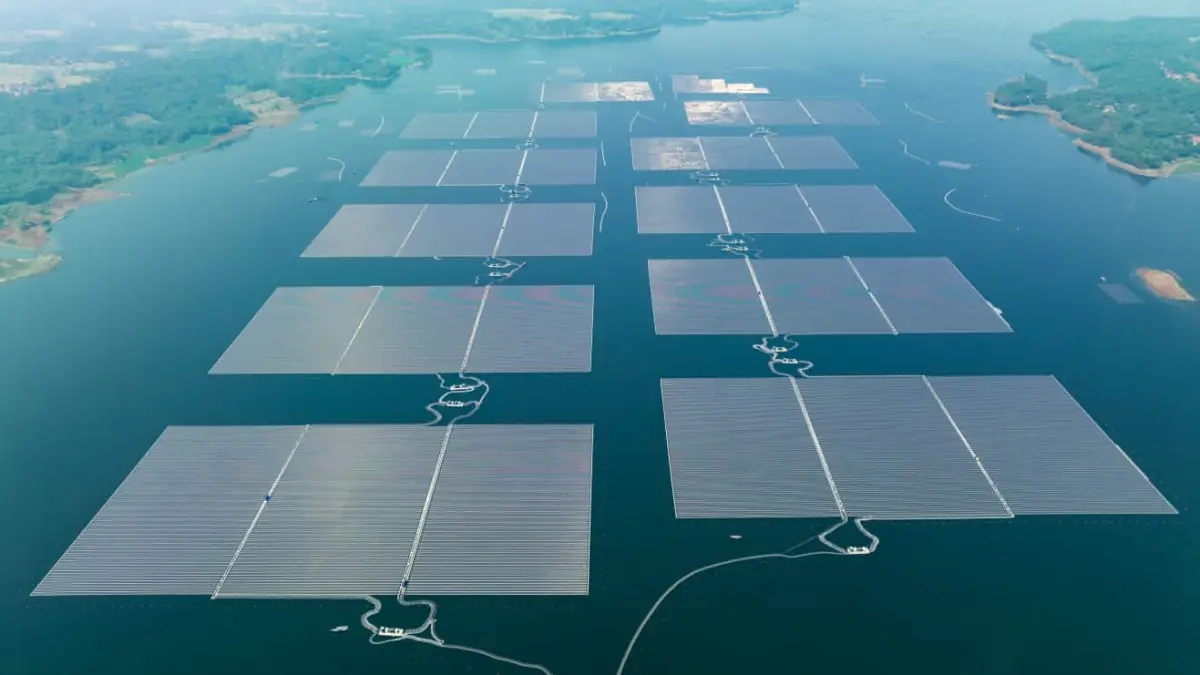 PLTS Terapung Cirata sebagai gambaran transisi energi dengan pemanfaatan bendungan sebagai lokasi pembangkit. (Foto: PT PLN)