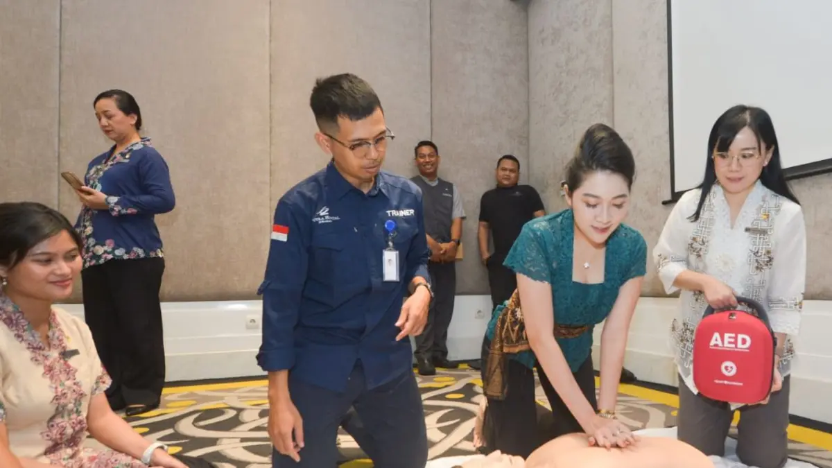 SIMULASI: Sejumlah karyawan Hotel Ciputra World Surabaya mengikuti simulasi Basic Life Suport. 