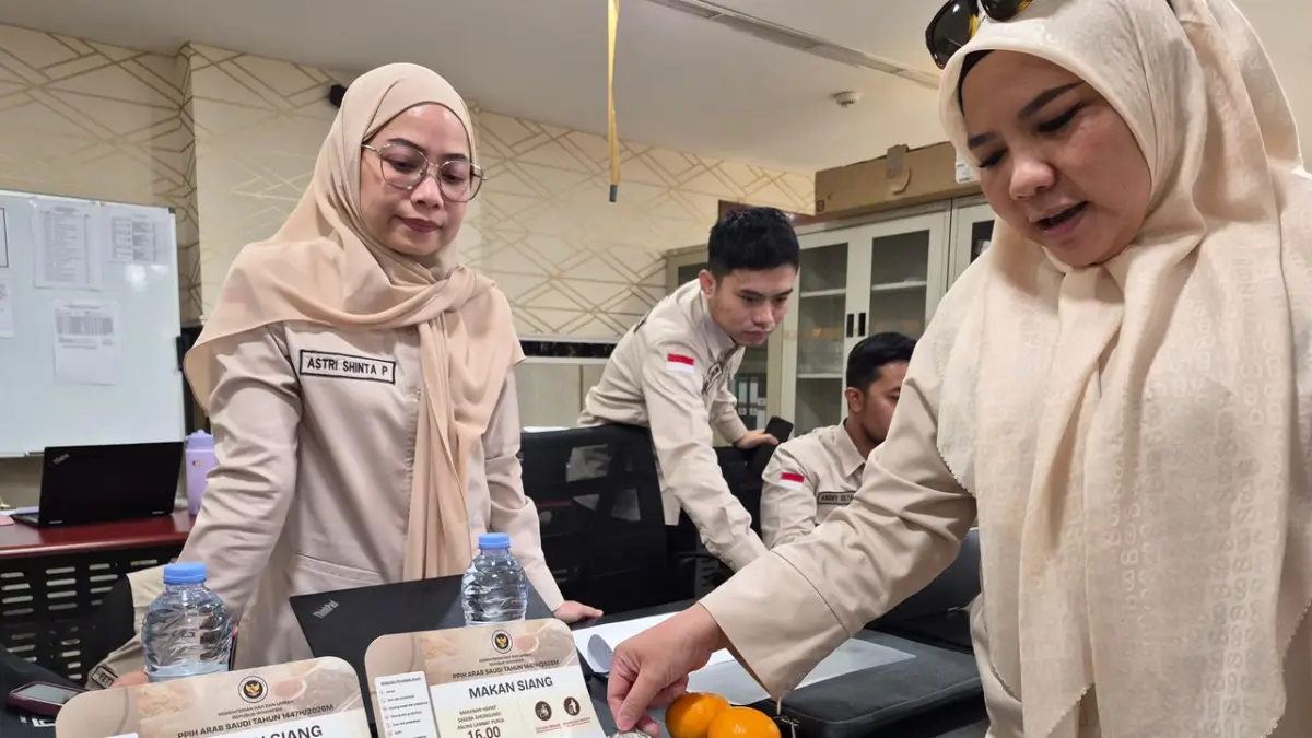 DIGITALISASI: Petugas PPIH Arab Saudi sedang melakukan pengecekan kualitas dan label pada boks makanan jemaah haji 2026 di Madinah.