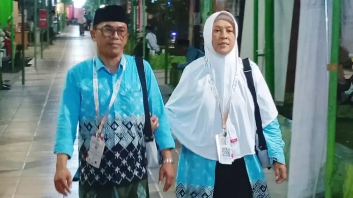 Abdul Malik dan istri menunggu di asrama haji Surabaya sebelum keberangkatan ke Tanah Suci. (Foto: Rahmat Sudrajat)