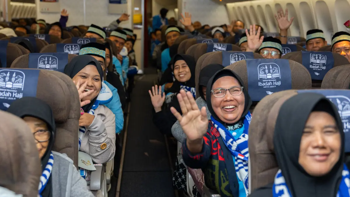 FAST TRACK: Rona bahagia jemaah haji Indonesia di dalam kabin pesawat menuju Tanah Suci pada operasional hari keenam Haji 1447 H/2026 M.