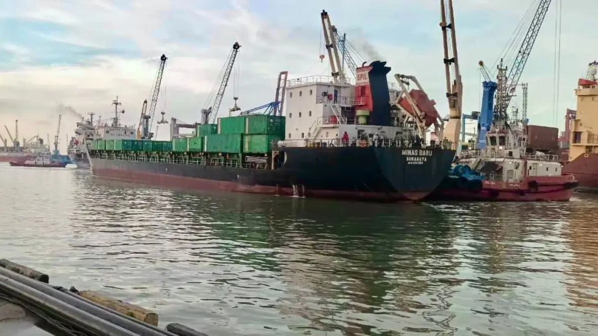 Kapal MV Minas Baru bersiap sandar di Pelabuhan Tanjung Perak, Surabaya, menandai uji coba zona labuh EAZI yang lebih efisien.