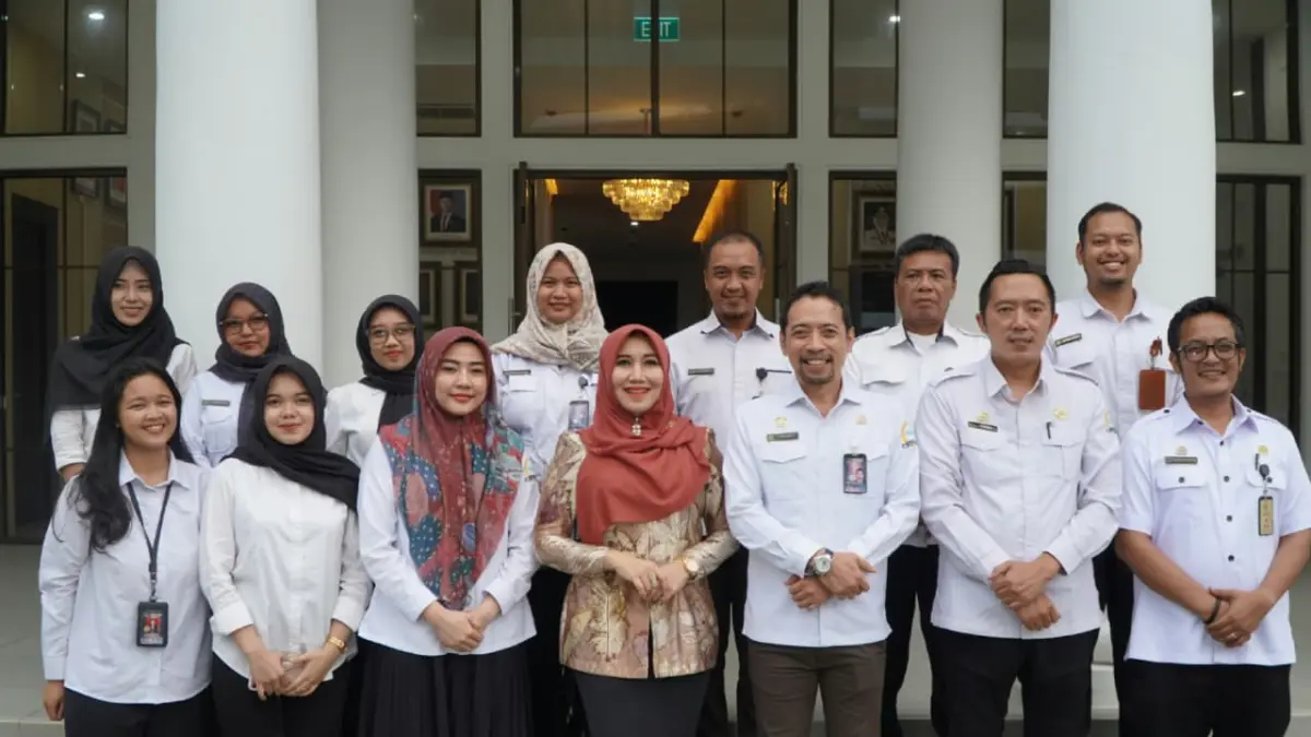 Senator Lia Istifhama dan Rony Suharso berfoto bersama staf di depan Kantor DPD RI Jawa Timur.