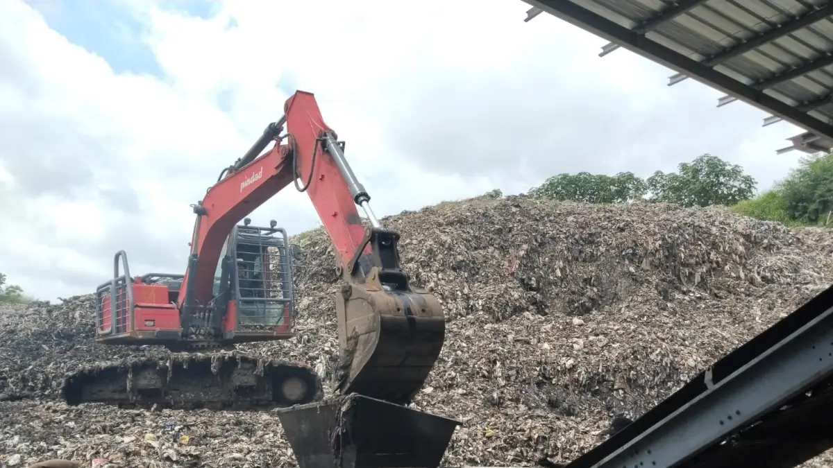 Aktivitas sampah di TPST Ngipik, mencerminkan pentingnya pengelolaan yang lebih terintegrasi, seiring upaya pemerintah mengendalikan sampah secara nasional. (Foto: dokumen pribadi)