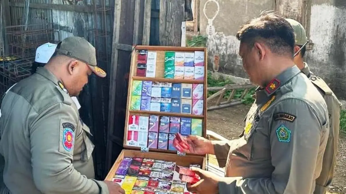 ILEGAL: Petugas gabungan Satpol PP dan Bea Cukai Sidoarjo razia rokok ilegal di Sidoarjo