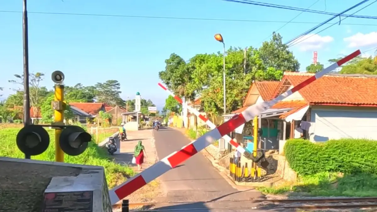 KAI juga meminta masyarakat untuk tidak membuka kembali perlintasan yang sudah ditutup karena dianggap tidak memenuhi standar keselamatan.