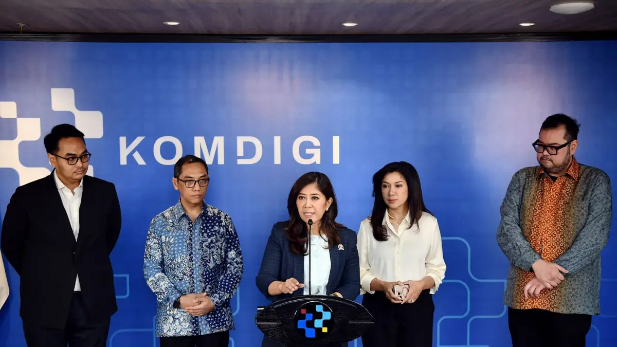 Menteri Komunikasi dan Digital Meutya Hafid (tengah) memberikan keterangan pers didampingi jajaran Dirjen Komdigi terkait perkembangan kepatuhan platform digital dan pemblokiran akun anak di Jakarta, Selasa (28/4/2026).