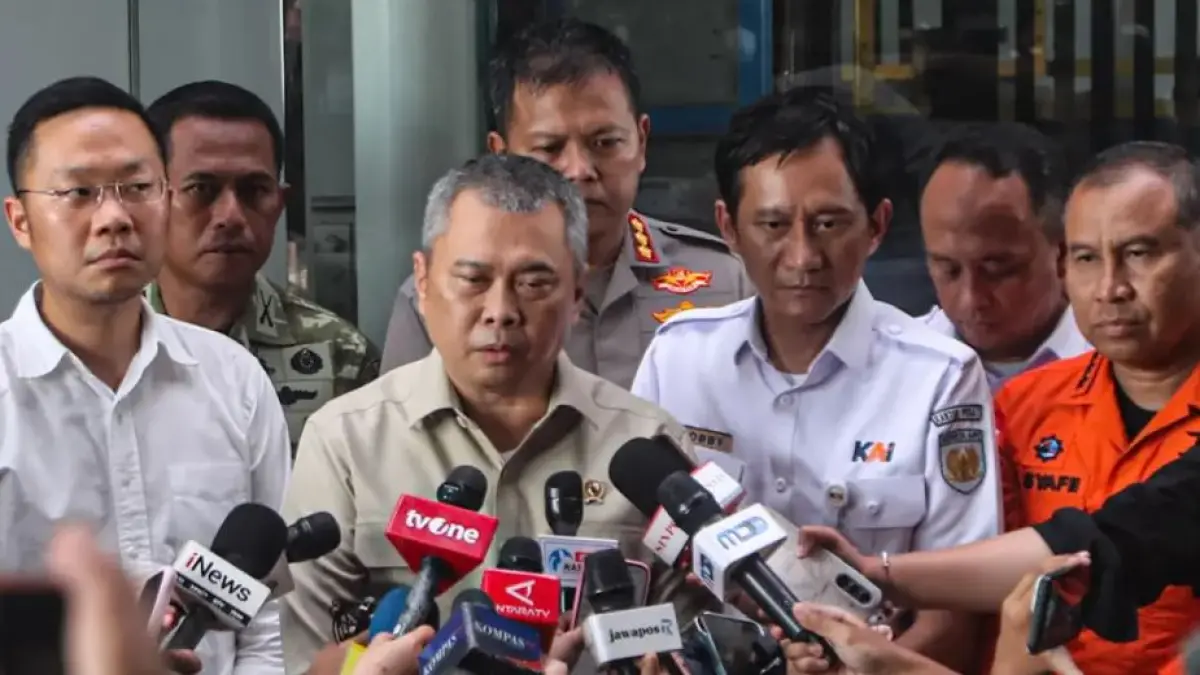 Menteri Perhubungan Dudy Purwagandhi (tengah) bersama Dirut PT KAI Booby Rasyidin (kedua kanan) memberikan keterangan tentang kecelakaan KRL Commuterline dan KA Argo Bromo Anggrek di Stasiun Bekasi Timur.