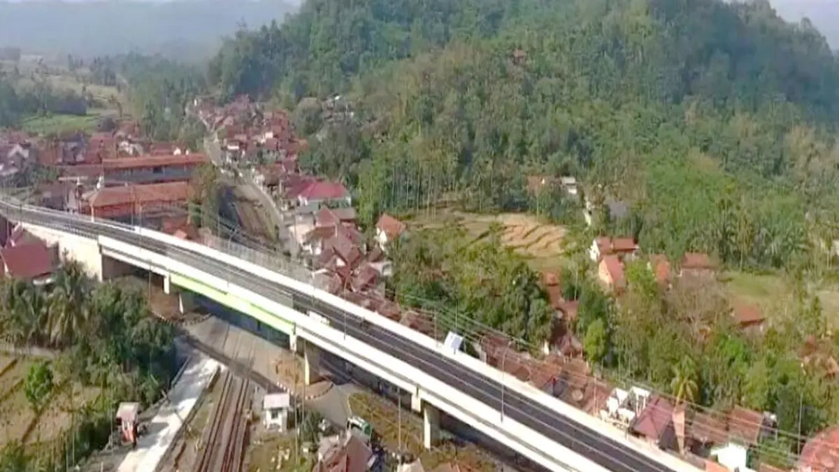 Pemandangan udara Flyover Kretek yang memisahkan jalur kendaraan darat dengan lintasan kereta api.