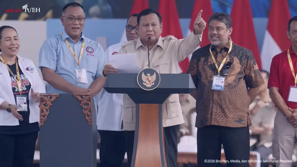 Presiden Prabowo Subianto menyampaikan pidato dalam peringatan Hari Buruh Internasional di Monumen Nasional, sekaligus mengumumkan kebijakan penurunan potongan pendapatan ojek online menjadi maksimal 8 persen. (Foto: Sekretariat Presiden)