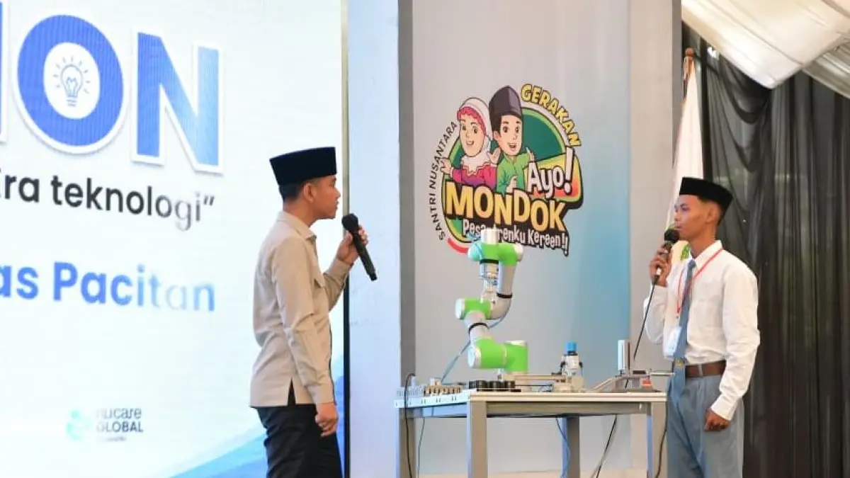 Wapres Gibran Rakabuming Raka bersama santri di Pondok Pesantren Tremas, Pacitan