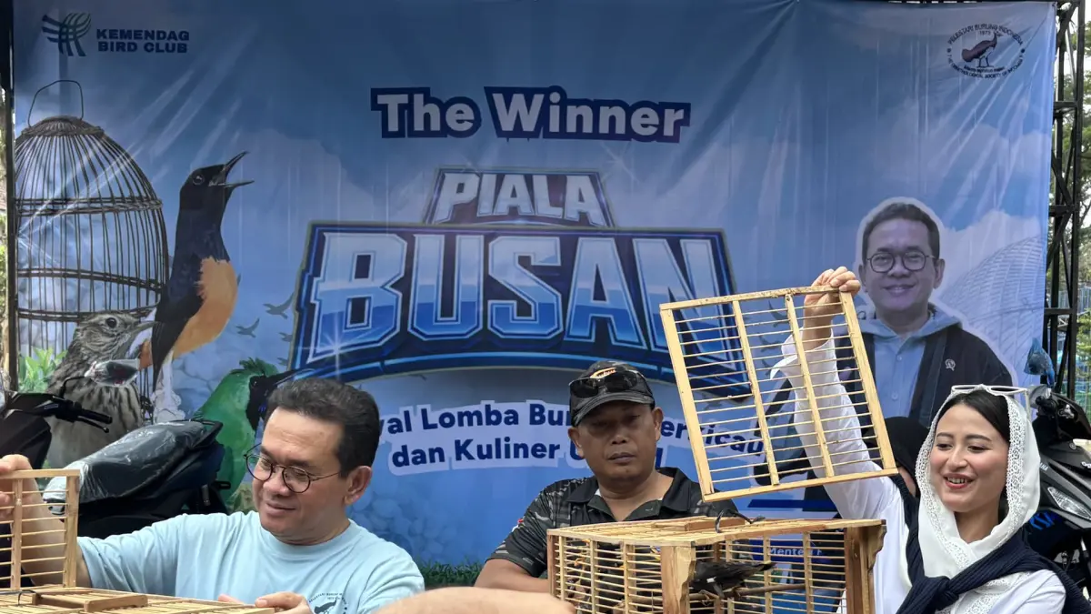 KICAU: Menteri Perdagangan Budi Santoso didampingi Wakil Menteri Perdagangan Dyah Roro Esti melakukan pelepasan burung secara simbolis dalam pembukaan Festival Burung Berkicau "Piala Busan".