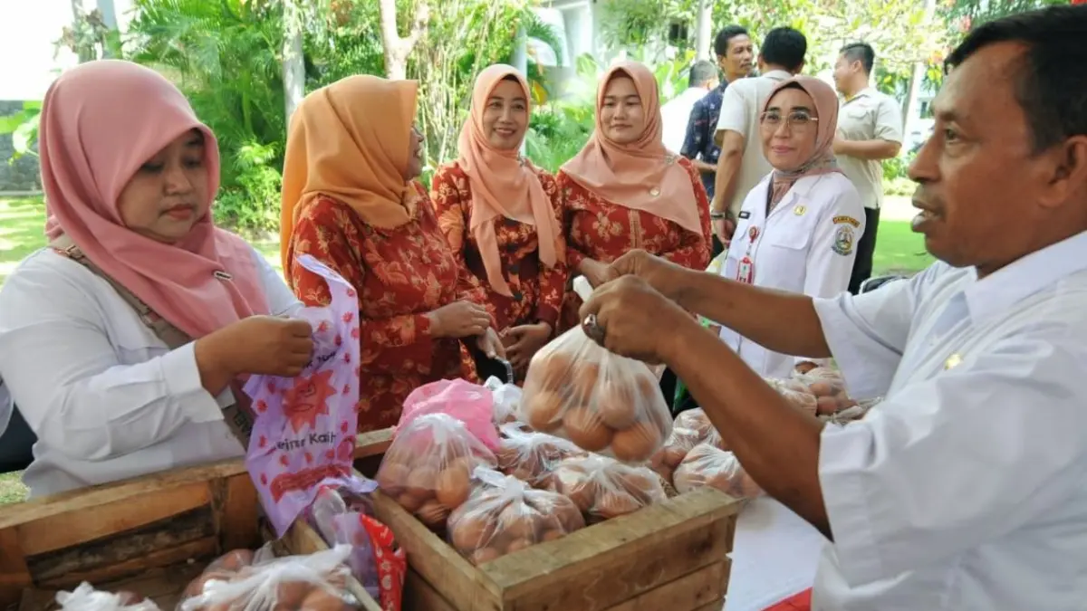 Harga telur terus turun, kondisi kelebihan pasokan paling terlihat di sentra produksi telur seperti Blitar. 