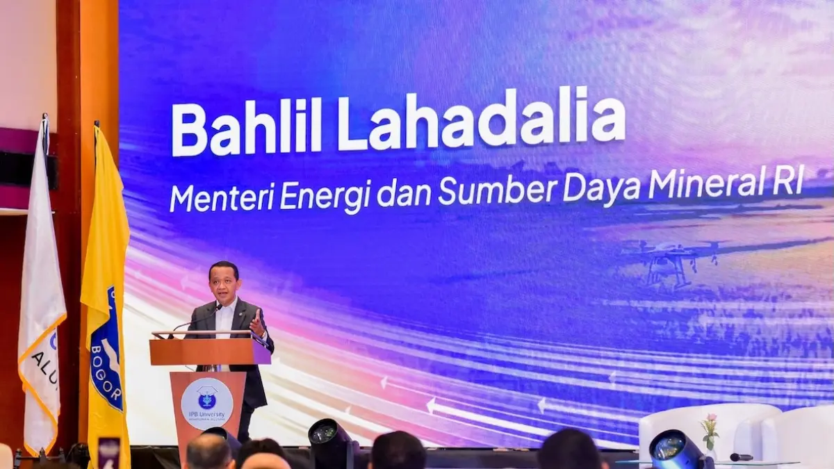 Menteri ESDM Bahlil Lahadalia memberikan sambutan di podium